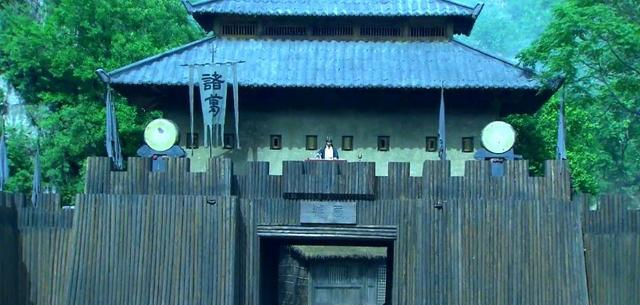 三国演义里诸葛亮上演"空城计"时,为何偏偏要让四个人在门前扫地?