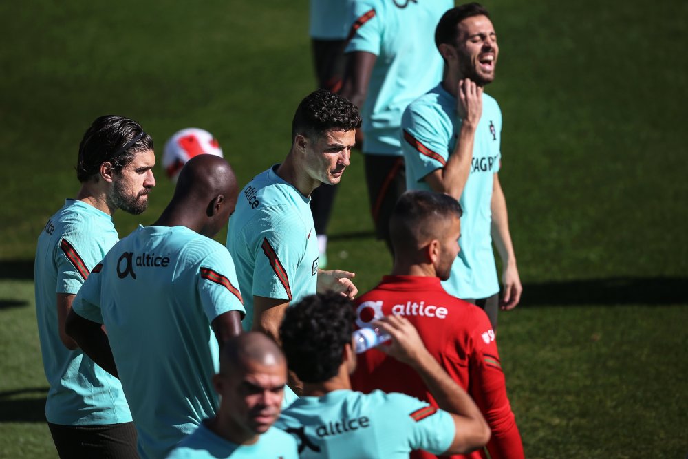 葡萄牙队备战世预赛c罗面带微笑状态好