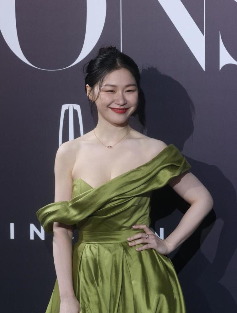 金靖打破"审美局限",大圆脸身材微胖,穿斜肩礼裙对自己自信_腾讯新闻