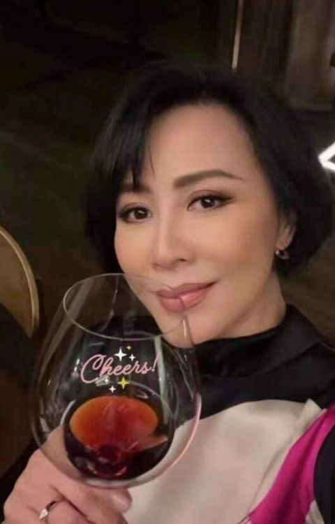 刘嘉玲晒深夜品红酒自拍照妆容精致状态佳