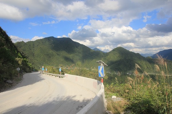 見識了貴州山路的窄小陡與彎