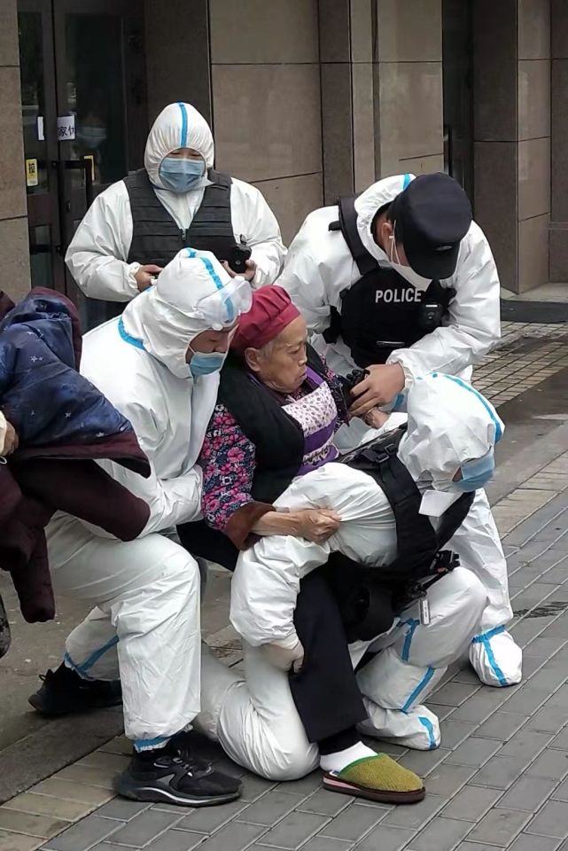 抗疫前线的一个个暖心瞬间