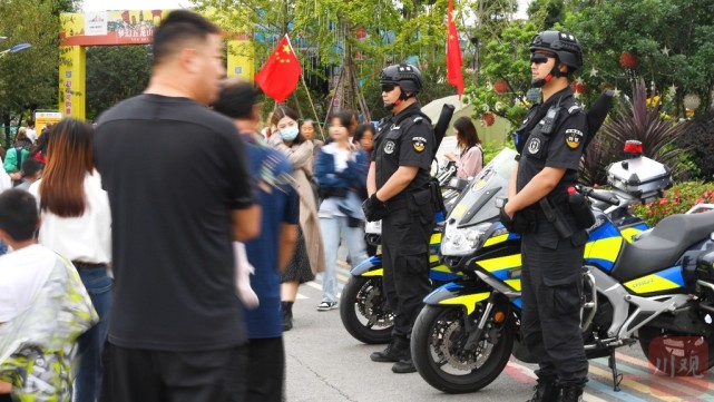 国庆期间,一队队配备应急处突装备的重装骑警在成都市新都市区巡逻