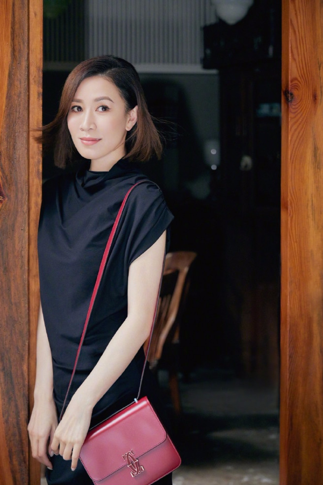 46岁佘诗曼晒自拍,眯眼嘟嘴吃臭豆腐,肤白貌美甜笑依旧好少女