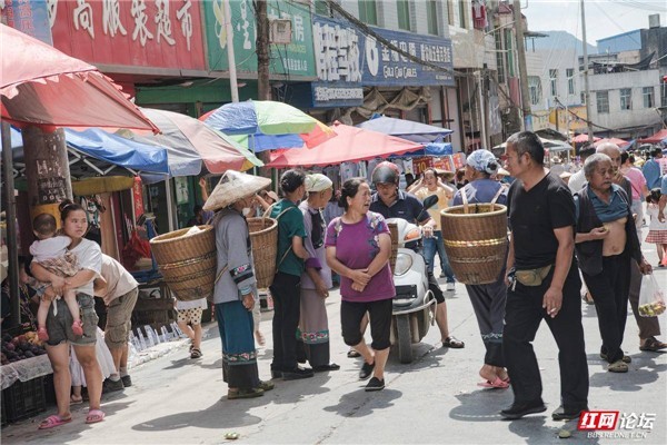 湘西凤凰腊尔山的苗民:不是在赶场,就是在赶场的路上!