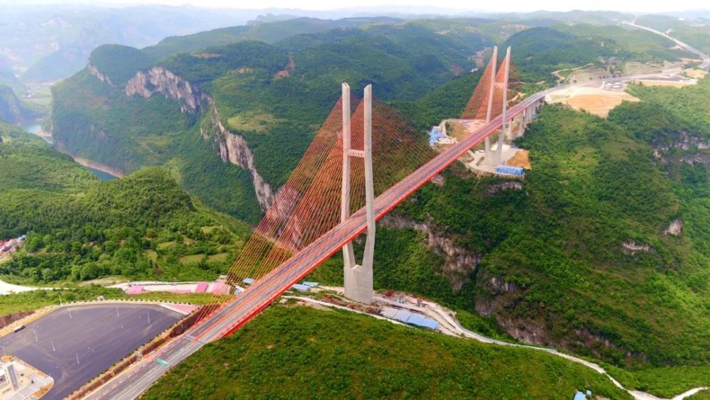 简介:六冲河大桥为双塔预应力混凝土斜拉桥,全长1508米,大桥主跨438米