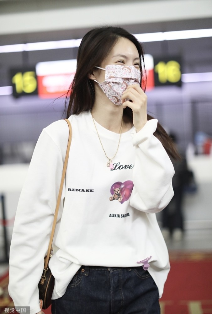 金晨长发披肩甜笑变月牙眼着奶白色爱心卫衣清新十足