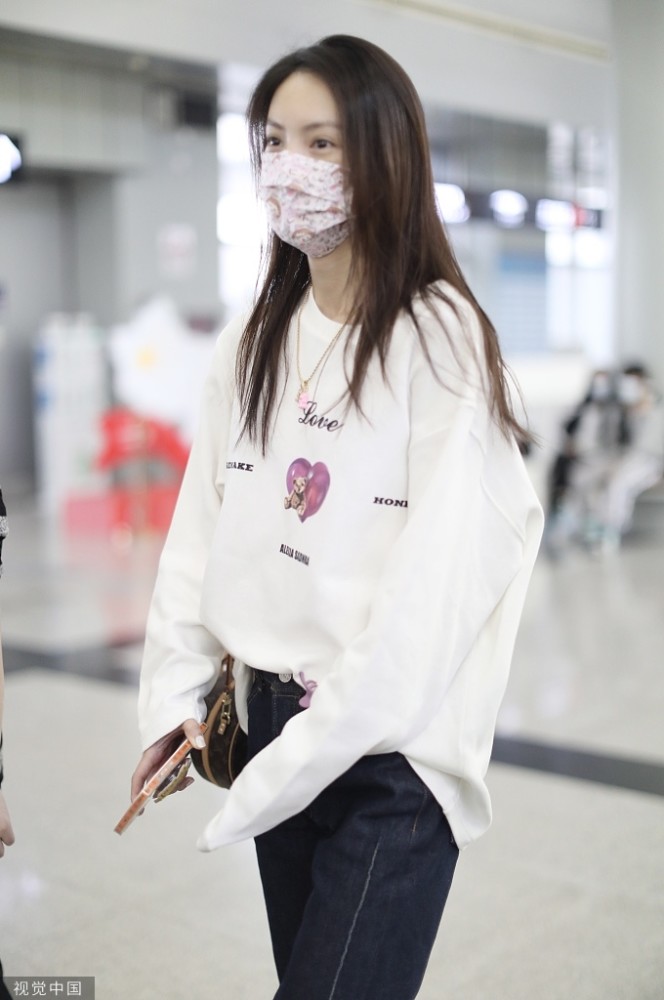 金晨长发披肩甜笑变月牙眼着奶白色爱心卫衣清新十足