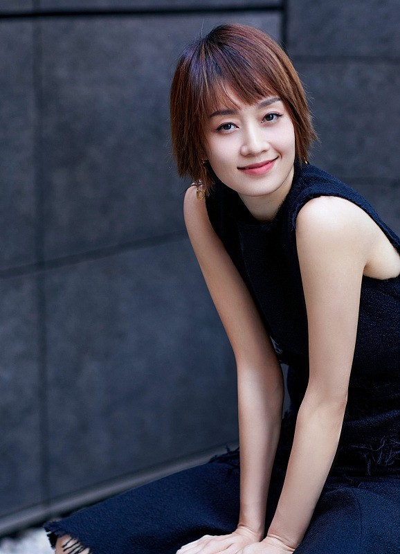 马伊琍从不刻意扮嫩却美成画全黑look配不变短发高级优雅