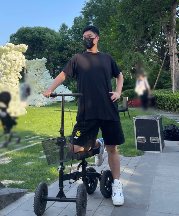 陈赫带家人喝下午茶,发现被拍后表情不悦,安安侧脸像极张子萱