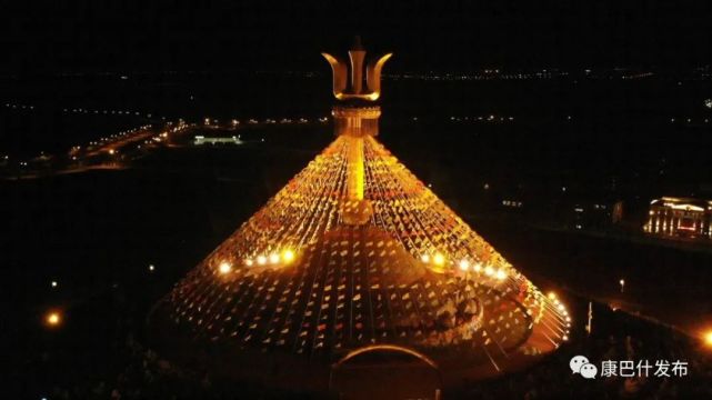 伊克昭敖包由上下两部分组成,上半部分由巨型蒙古族圣物苏力德,石砌