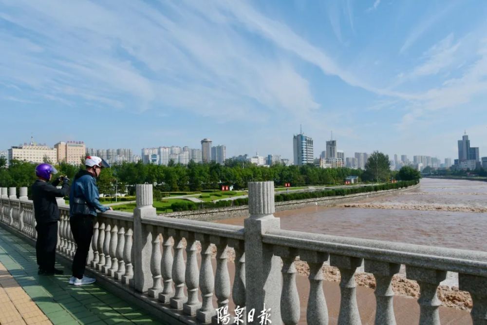 桃河橋,宏成橋上 欣賞近日來難得一見的 藍天白雲 採編丨陽泉日報全