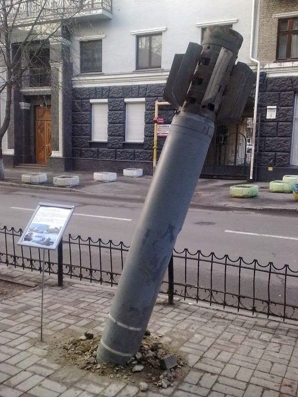 7米哑弹插入地遍地未爆炸火箭弹300毫米远火可靠性这么差劲