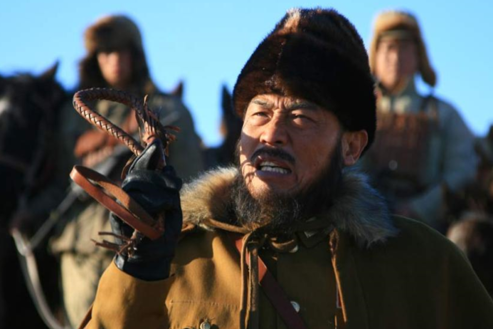 悍匪乌斯满被捕后戴着沉重的脚镣每天祈祷结果仍难逃一死