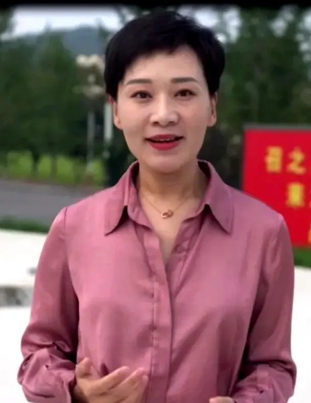 主播崔冠楠,播音爱好者,擅长主持,唱歌,多次解说重大任务,主持文艺