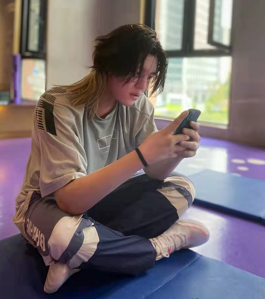 赤酱另类狼尾造型帅呆众人,女装赤酱也不差!ks阿神也甘拜下风