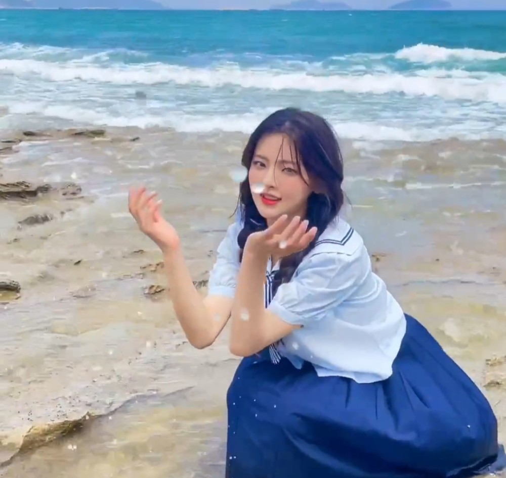 杨超越最新海边造型太绝了两条麻花辫蓝色水手服很治愈美貌再次出圈