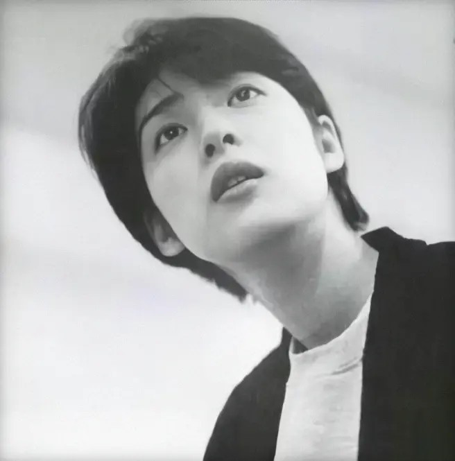 天海佑希的唇形不太有精致的形状, 相对而言属于偏厚偏大但没有特别