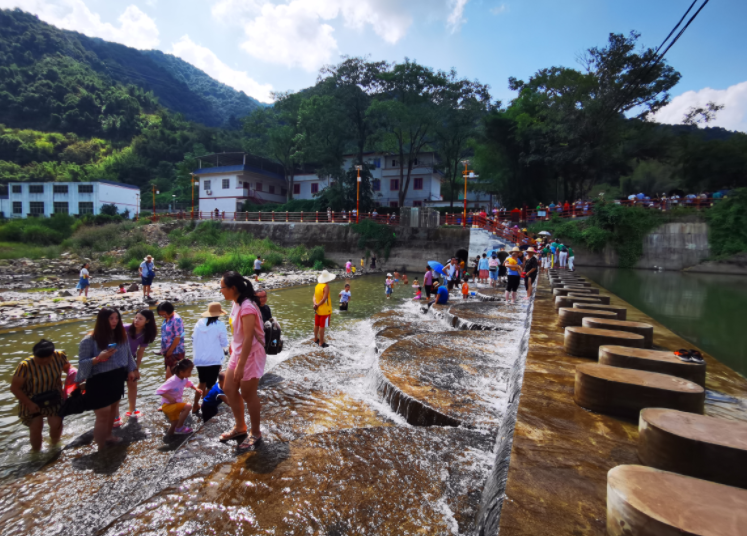 国庆长假期间,韶关市始兴县的各景点迎来旅游高峰.