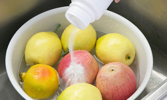 就是在清洗一些蔬菜的时候,有时候要用到去污效果比较好的小苏打或者