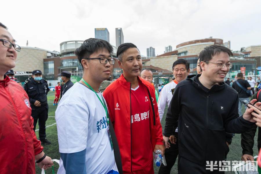 队员在这里进行了一场明星对抗赛,宿茂臻,李玮锋,申思,祁宏以及陈刚