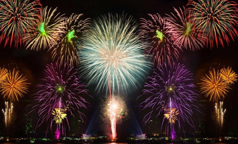 烟花秀电音节进入景区安排晚餐,晚餐后观看大型蒙古篝火晚会,并参加本