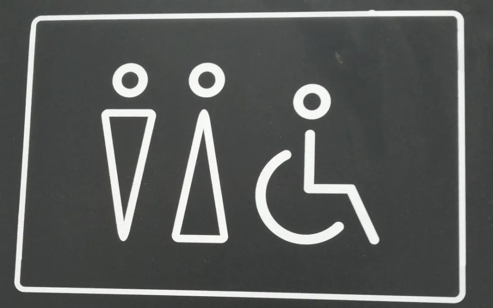 景区男厕所被女士挤爆别只一笑而过