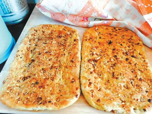 多年后又重返武都小城,漫步在小吃摊上看见了这小时候喜欢的美食,尽管