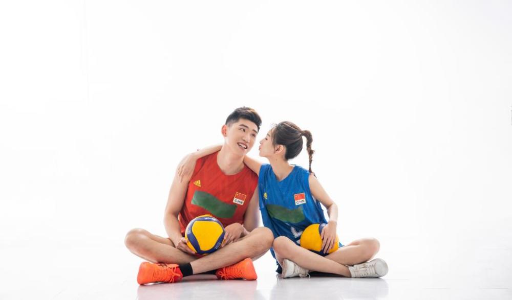 从照片可以看到,江川与女友都穿上了中国男排的队服,甜蜜恩爱的画面让
