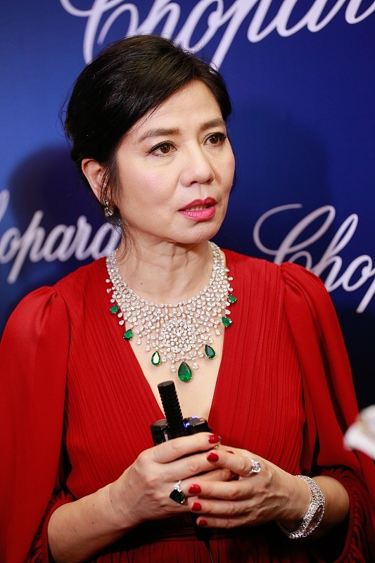 钟楚红好适合穿红色,就算穿大方的红色服装,还是那么的温柔_腾讯新闻