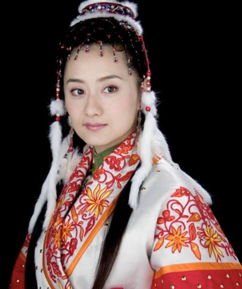 饰演叶赫第一美女东哥时,明显能看出她的嘴巴有点歪,年轻时的水灵气质