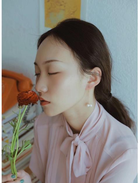 比起李子柒的不妥协,"疯产姐妹"邵雨轩的清醒和野心