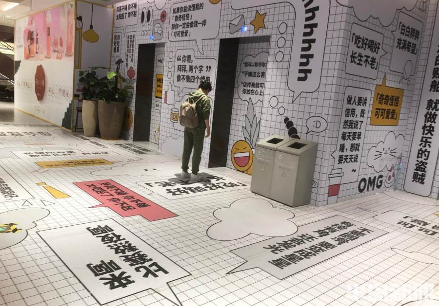 商场电梯口成为网红打卡地
