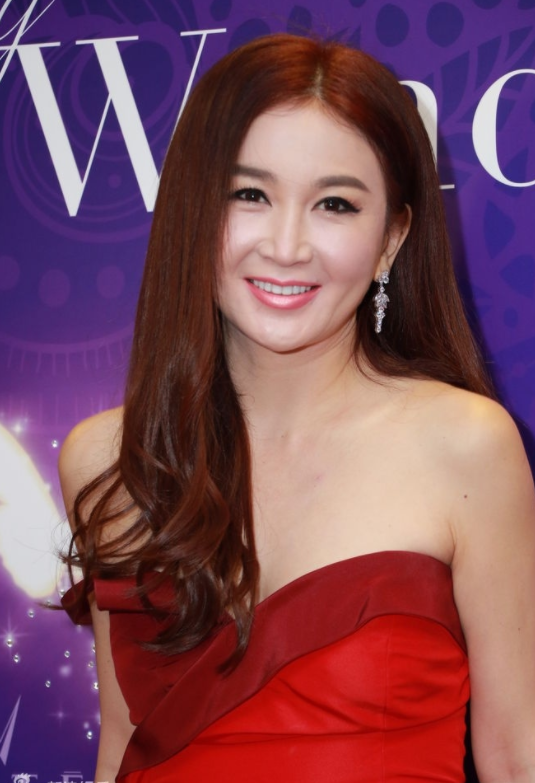 温碧霞年过半百不服老穿红裙华丽性感美得太惊艳