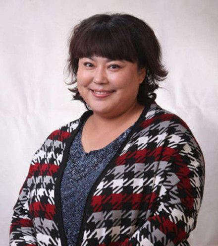 51岁的中国女演员李菁菁罹患乳腺癌和老公相差21岁