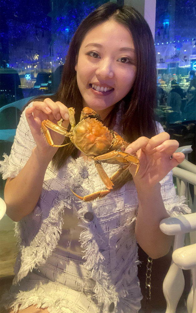 别小看女人安徽6个女孩自助餐吃螃蟹154只蟹壳排满桌面