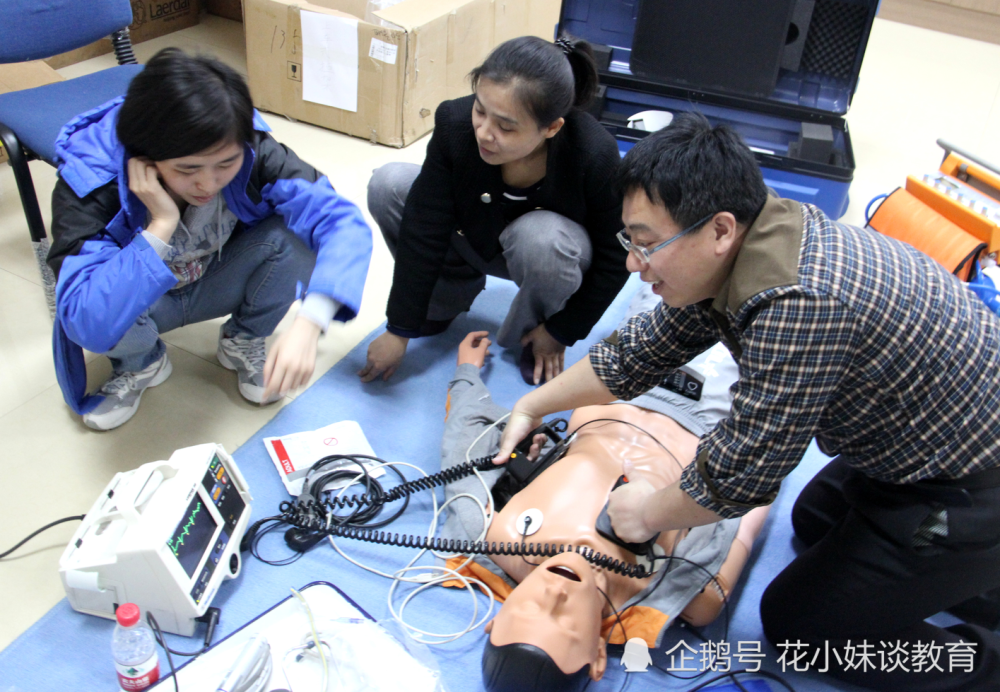 中南大学美女急救晕倒女子,武大帅气学霸救落水母子,好样的,满满的正