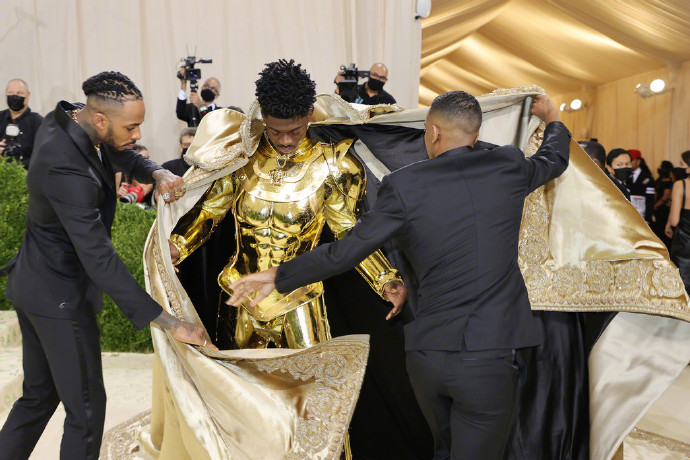 "另类歌手"李纳叉:只花了30美元,就创造了过亿的身价_腾讯新闻