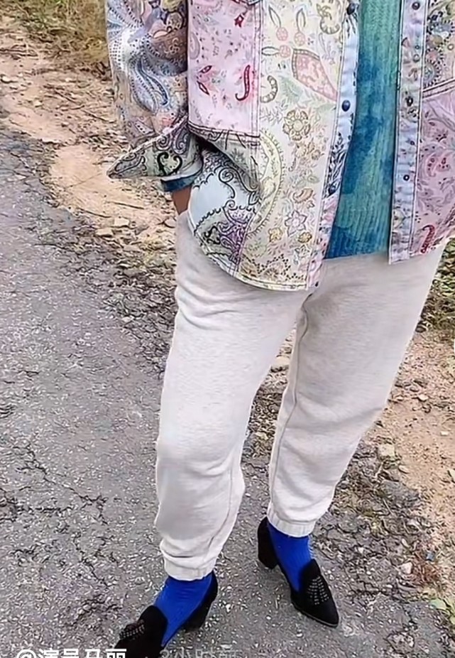 马丽和妈妈一起爬山好心换上妈妈高跟鞋结果露出的袜子十分抢眼