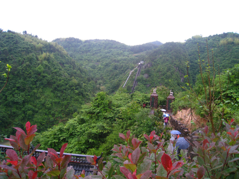 大盤山,海拔高1245米,山高谷深,林木繁盛,自然風光美不勝收.