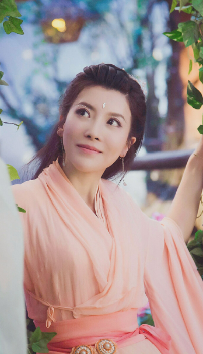 她是《香蜜》里最美的女人,曾在剧里为难赵丽颖,如今演了好婆婆