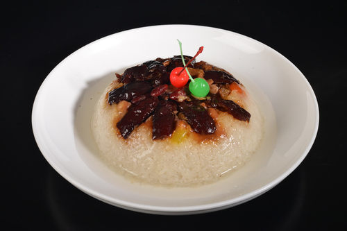 八宝甜饭(本文图片由东方寒恒提供) 原料: 糯米,葡萄干,花生米,红枣