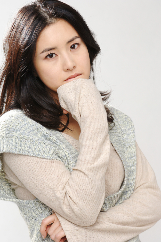 韩国女星崔贞允官宣离婚,告别十年豪门婚姻,丧偶式婚姻的悲哀!