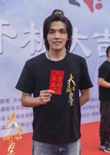 张雨绮小8岁男友李柄熹新剧开机，古偶“平平无奇”男主又多一员？