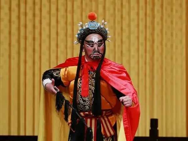 也因为只在鼻梁眼窝间勾画小块脸谱而又名"小花脸,与净行的大花脸,二