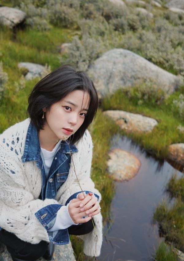 欧阳娜娜户外写真朝气蓬勃留短发青春恣意眼神清澈