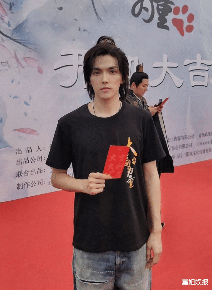 李柄熹首部古偶男主剧开机!扮相却一言难尽,颜值还被男配碾压