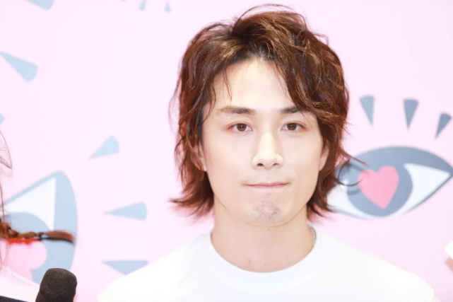 李承铉翻红:"斯文败类"式气质如何魅惑人心?