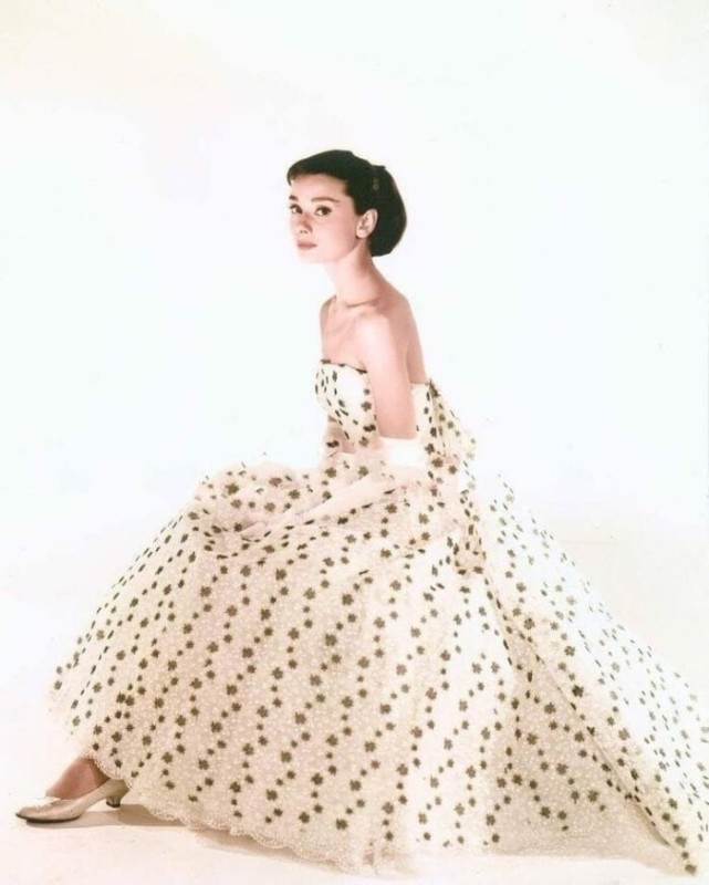 有一种优雅叫"赫本",看完她的穿搭,才明白什么叫:时尚是个圈