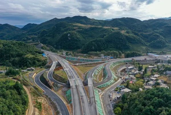 这条高速抢时施工预计年底通车